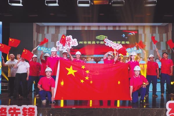 7月8日，中铁广州局第二届“开路先锋”文化节开幕式暨迎新联欢晚会在本部举行。员工和广东省文联艺术家一起上演了近20个精彩纷呈的节目，为23万余名直播观众呈现了一场视听盛宴。李守钦 徐小勇 摄影报道_副本