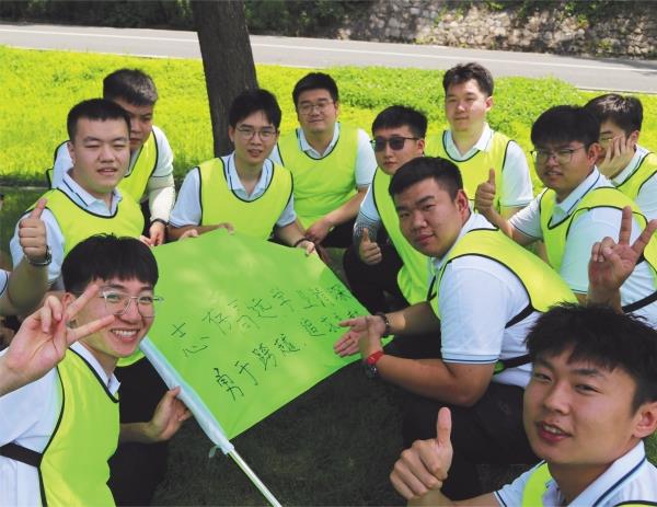 7月12日，中铁九局四公司组织2023届新员工在沈阳棋盘山开展团建活动。多样的活动形式，让新员工体会团队共同拼搏的乐趣，尽快融入集体。吴可越 赵海峰_副本