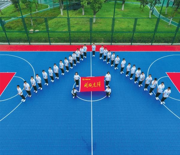 7月10日，中铁四局城轨分公司为期一周的新员工入职培训圆满完成，来自全国48所不同高校共93名新员工正式奔赴工作岗位。高徽 郭璐 摄影报道_副本